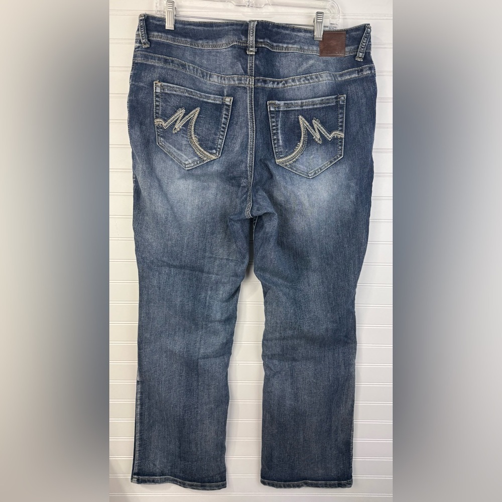 Maurices Women's Straight Leg Jeans in Faded Blue Wash. Size 16 Short.